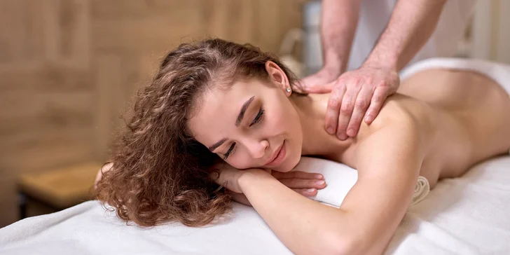 Klasická alebo olejová masáž z rúk fyzioterapeuta