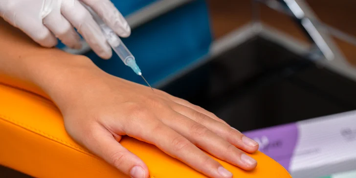 Hydratácia a vypnutie pokožky rúk kyselinou hyalurónovou