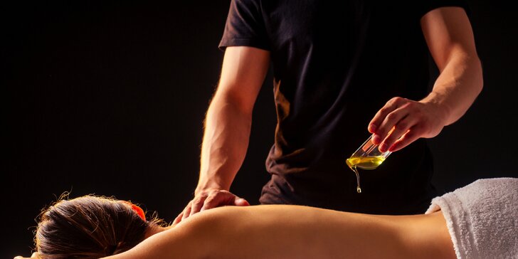 Klasická alebo olejová masáž z rúk fyzioterapeuta