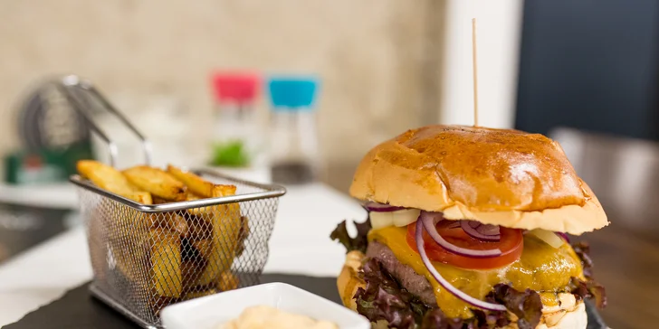 Texas steak s volským okom alebo beef/pulled pork burger s domácimi hranolčekmi