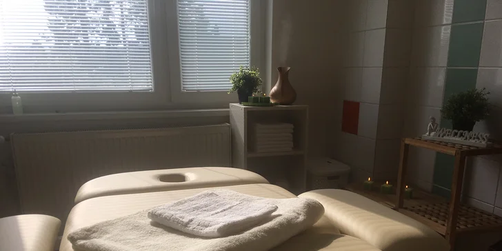Klasická alebo olejová masáž z rúk fyzioterapeuta