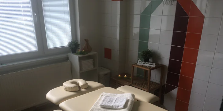 Klasická alebo olejová masáž z rúk fyzioterapeuta