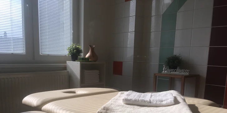 Klasická alebo olejová masáž z rúk fyzioterapeuta
