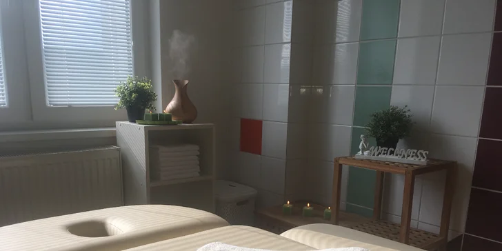 Klasická alebo olejová masáž z rúk fyzioterapeuta