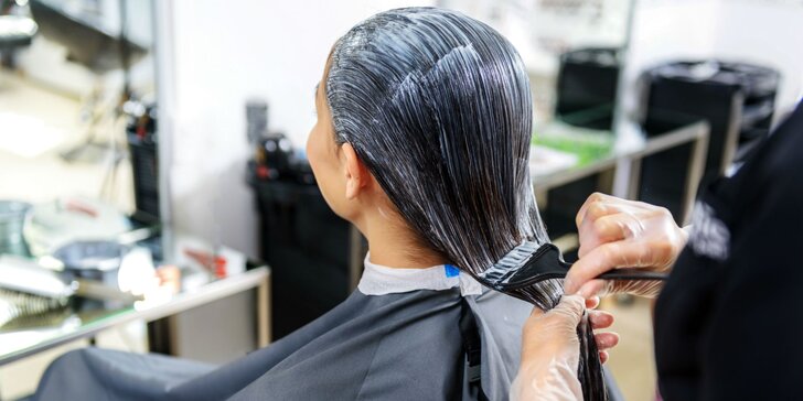 Farbenie, skrátenie a konečná úprava vlasov od šikovnej praktikantky pod vedením odborníkov