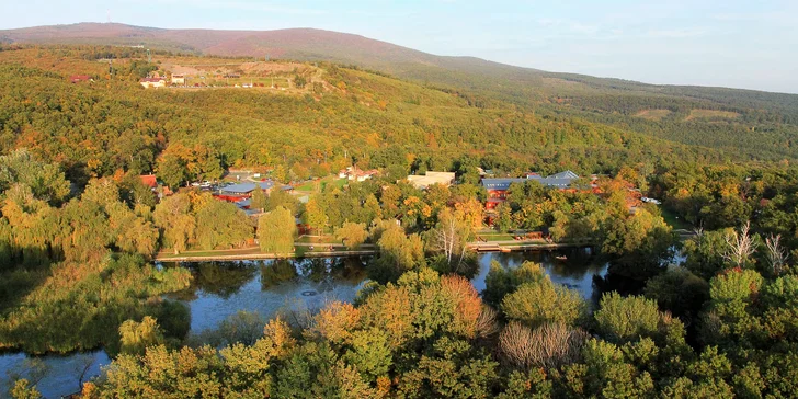 Prvotriedna dovolenka v Maďarsku: chatky alebo hotel s wellness, raňajky aj polpenzia