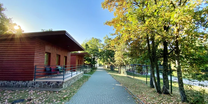 Prvotriedna dovolenka v Maďarsku: chatky alebo hotel s wellness, raňajky aj polpenzia