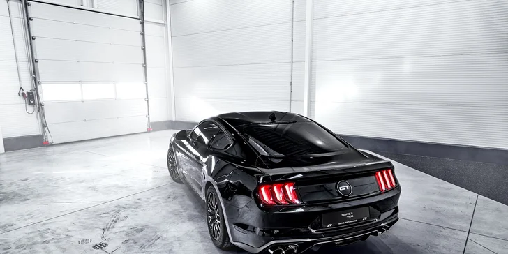Doprajte si poriadnu jazdu na FORD MUSTANG GT 5.0 ako vodič alebo spolujazdec