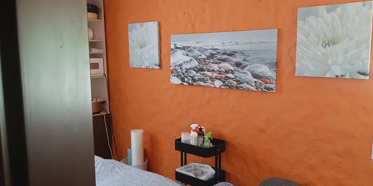 Klasická telová masáž alebo reflexná masáž chodidiel, bankovanie či masáž lávovými kameňmi