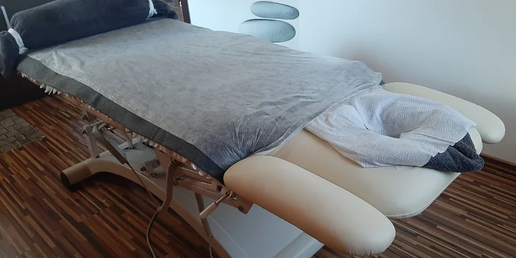 Klasická telová masáž alebo reflexná masáž chodidiel, bankovanie či masáž lávovými kameňmi