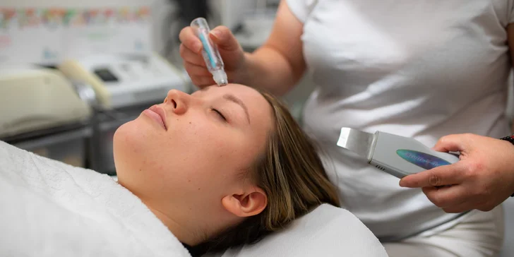 Zapracovanie kyseliny hyalurónovej alebo kolagénu do pokožky skin scrubberom