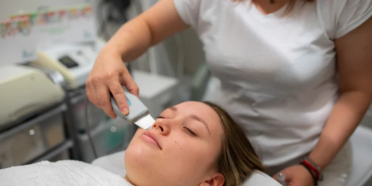 Zapracovanie kyseliny hyalurónovej alebo kolagénu do pokožky skin scrubberom