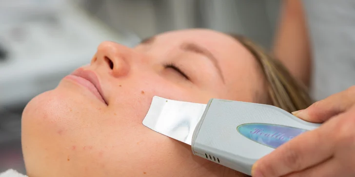 Zapracovanie kyseliny hyalurónovej alebo kolagénu do pokožky skin scrubberom