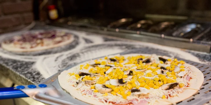 Pizza podľa vlastného výberu pečená na bukovom dreve + tankové pivo Kozel