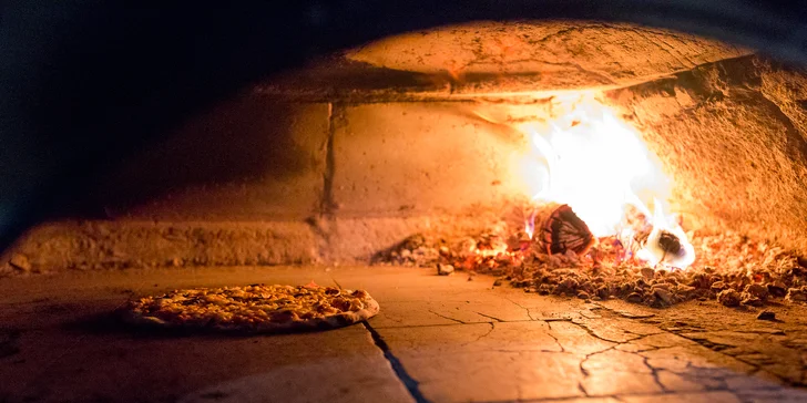 Pizza podľa vlastného výberu pečená na bukovom dreve + tankové pivo Kozel