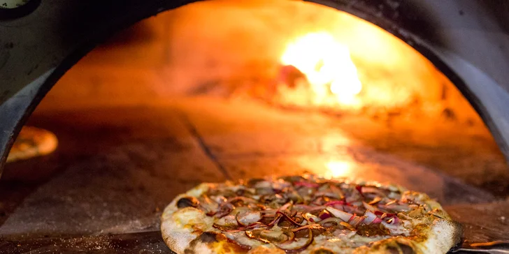 Pizza podľa vlastného výberu pečená na bukovom dreve + tankové pivo Kozel