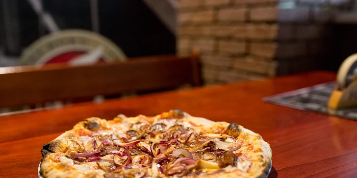 Pizza podľa vlastného výberu pečená na bukovom dreve + tankové pivo Kozel