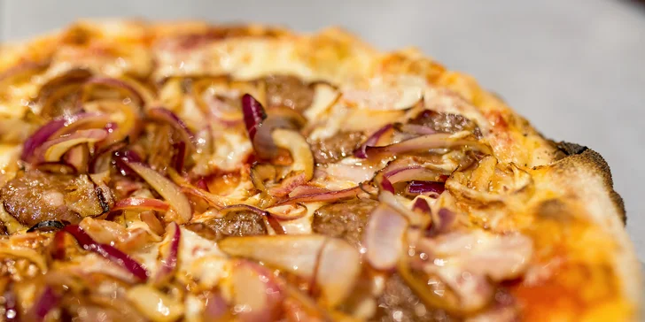 Pizza podľa vlastného výberu pečená na bukovom dreve + tankové pivo Kozel