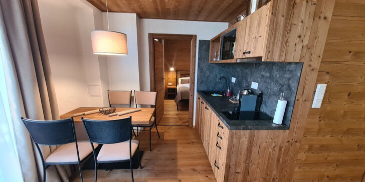 Pobyt v modernom apartmáne neďaleko Jasnej: plne vybavená kuchyňa, výhľad na hory a atrakcie v okolí