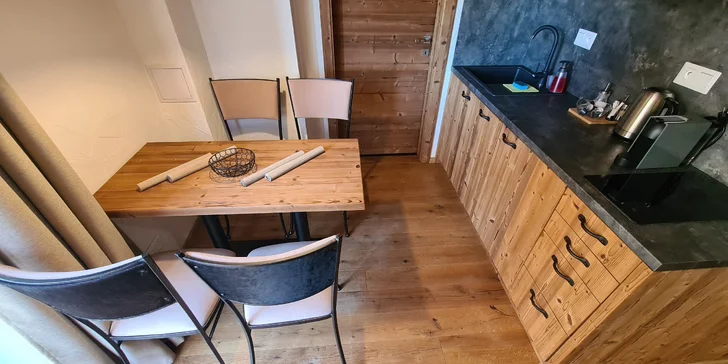 Pobyt v modernom apartmáne neďaleko Jasnej: plne vybavená kuchyňa, výhľad na hory a atrakcie v okolí