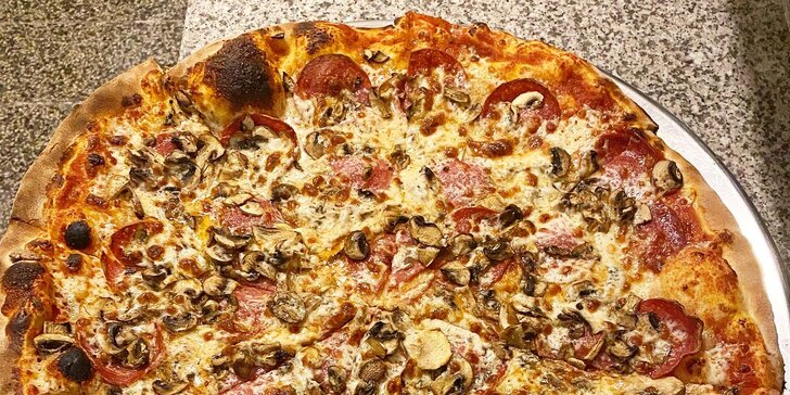 Pizza podľa vlastného výberu z 11 druhov + osviežujúci nápoj k tomu