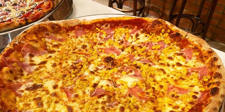Pizza podľa vlastného výberu z 11 druhov + osviežujúci nápoj k tomu