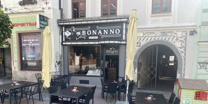 Pizza podľa vlastného výberu z 11 druhov + osviežujúci nápoj k tomu