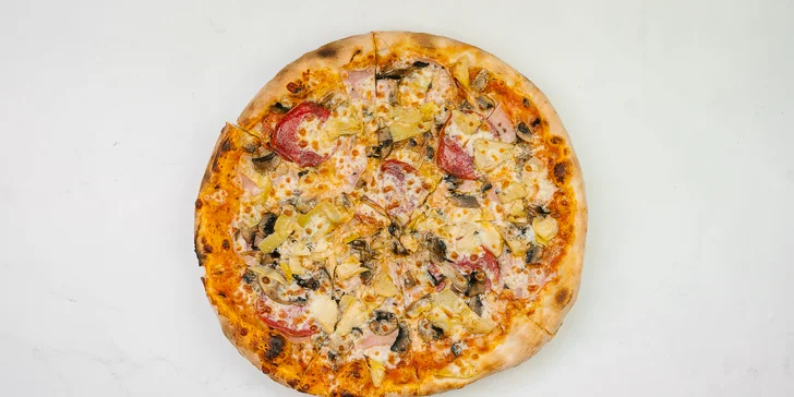 Pizza podľa vlastného výberu z 11 druhov + osviežujúci nápoj k tomu