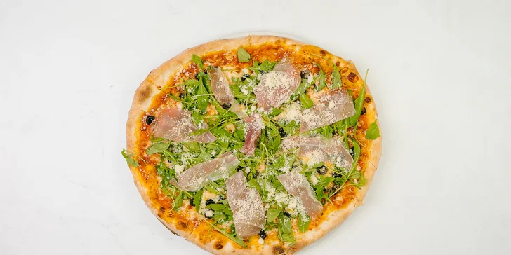 Pizza podľa vlastného výberu z 11 druhov + osviežujúci nápoj k tomu