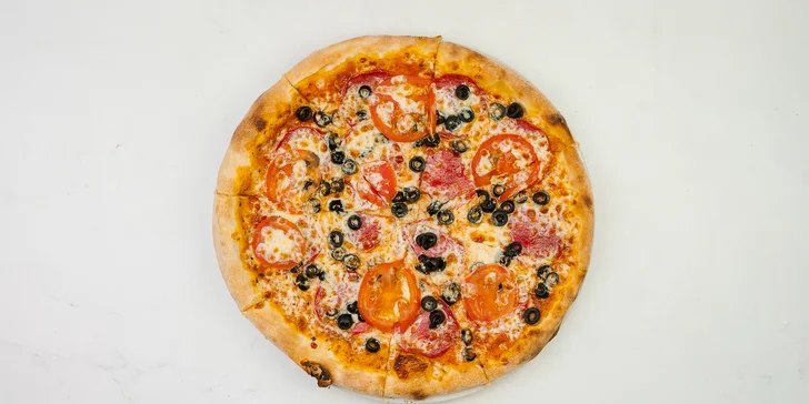 Pizza podľa vlastného výberu z 11 druhov + osviežujúci nápoj k tomu