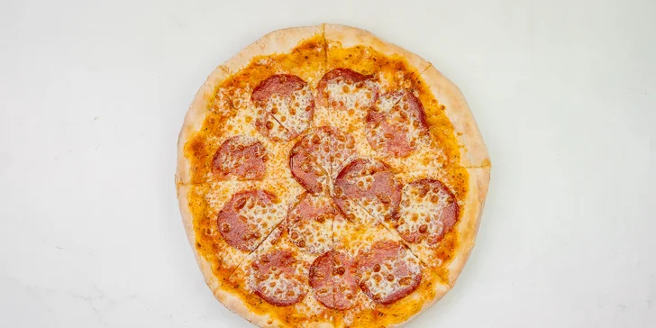 Pizza podľa vlastného výberu z 11 druhov + osviežujúci nápoj k tomu