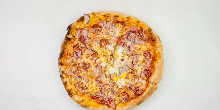 Pizza podľa vlastného výberu z 11 druhov + osviežujúci nápoj k tomu