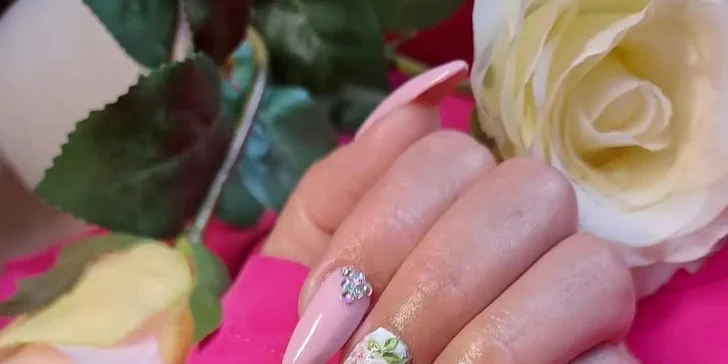 Gél lak alebo nové gélové nechty v nechtovom štúdiu Zuzu Nails
