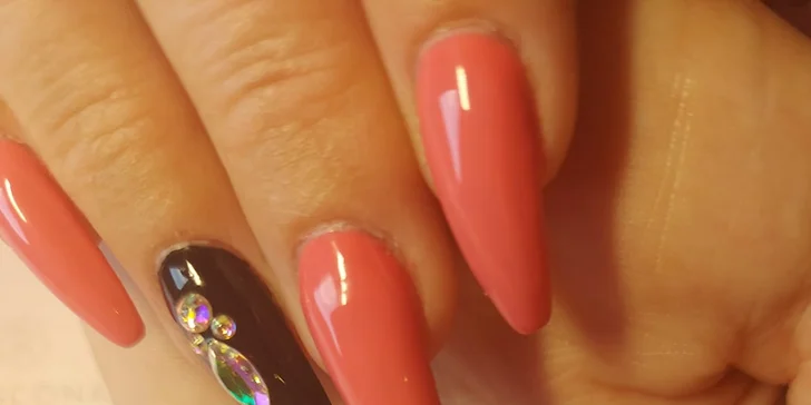 Gél lak alebo nové gélové nechty v nechtovom štúdiu Zuzu Nails
