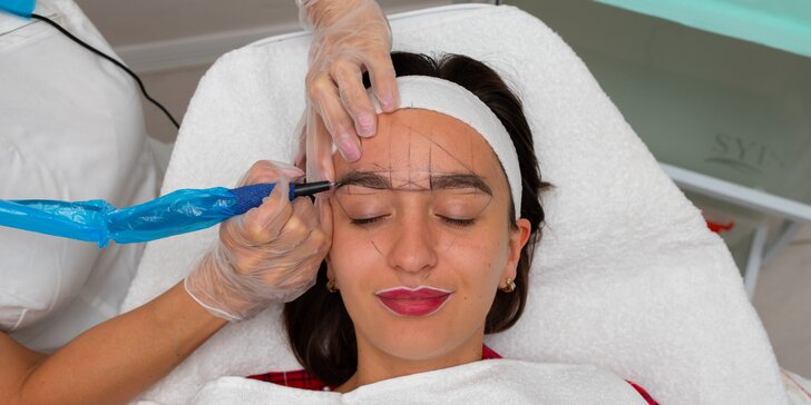 Permanentný make-up: púdrové obočie, očné linky a akvarelové pery