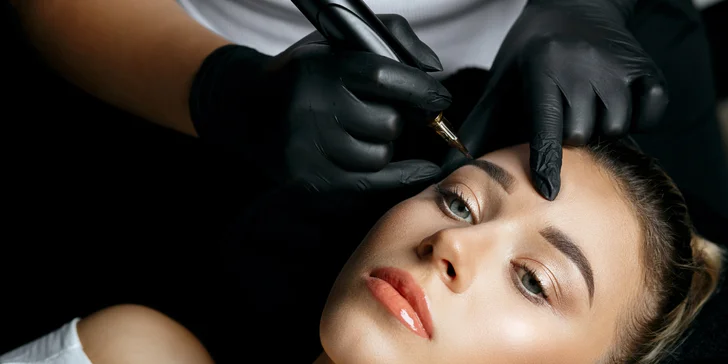 Permanentný makeup pier, obočia alebo horných liniek