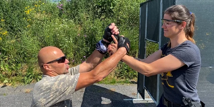 Jedinečný strelecký zážitok s lekciou sebaobrany podľa systému KRAV MAGA - vhodné aj pre ženy