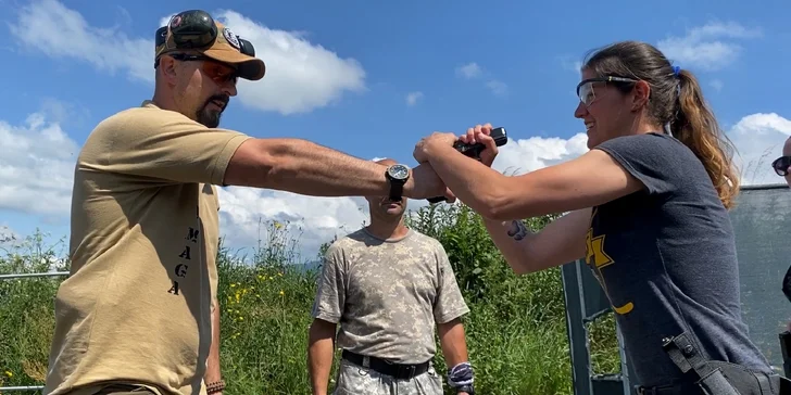 Jedinečný strelecký zážitok s lekciou sebaobrany podľa systému KRAV MAGA - vhodné aj pre ženy