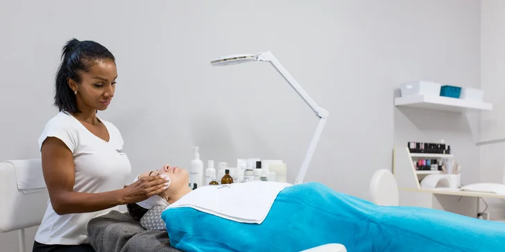 Skin scrubber alebo chemický peeling pre pleť ako bábätko