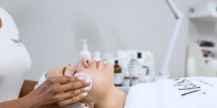 Skin scrubber alebo chemický peeling pre pleť ako bábätko