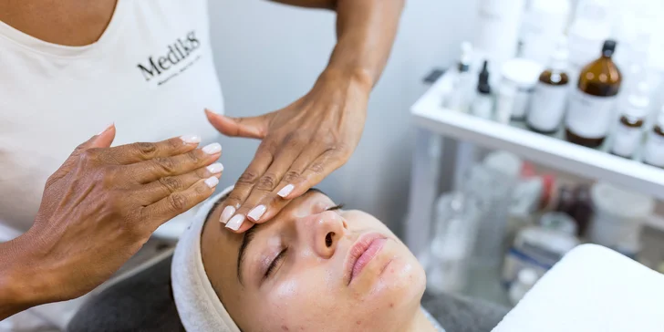Skin scrubber alebo chemický peeling pre pleť ako bábätko