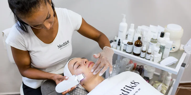 Skin scrubber alebo chemický peeling pre pleť ako bábätko