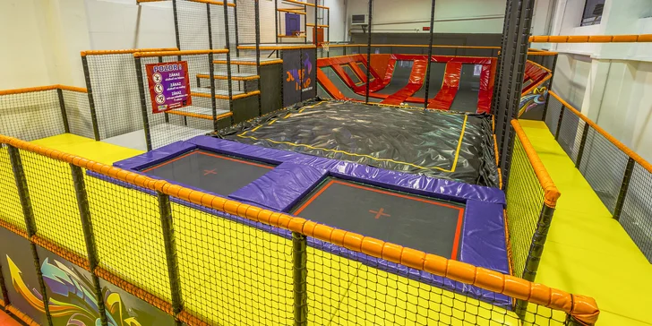 Vstupy na 60 alebo 120 minút počas celého týždňa či permanentka do trampolínového centra JUMP IT UP