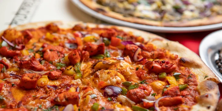 Kuracia či vegetariánska indická pizza v reštaurácii Chutney