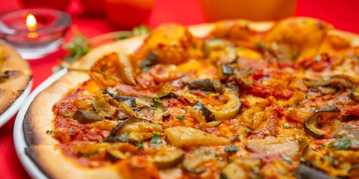Kuracia či vegetariánska indická pizza v reštaurácii Chutney