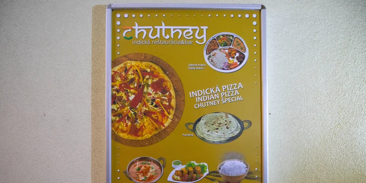 Kuracia či vegetariánska indická pizza v reštaurácii Chutney