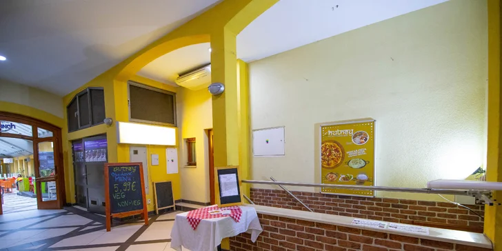 Kuracia či vegetariánska indická pizza v reštaurácii Chutney