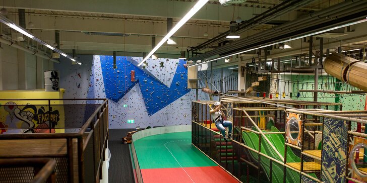 Vstup na lezeckú stenu či do lanového centra s prekážkovou dráhou, lanovkou aj inštruktorom pre malých i veľkých