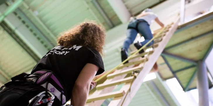Vstup na lezeckú stenu či do lanového centra s prekážkovou dráhou a lanovkou pre malých i veľkých