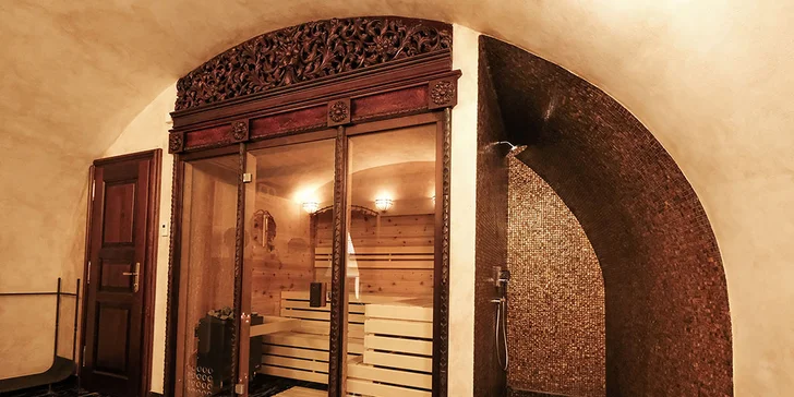 Luxus s nádychom histórie: hotel v centre Českého Krumlova s raňajkami a fľašou vína